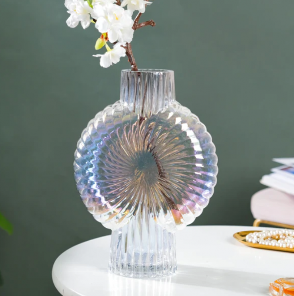 Vas bunga kaca dengan desain spiral